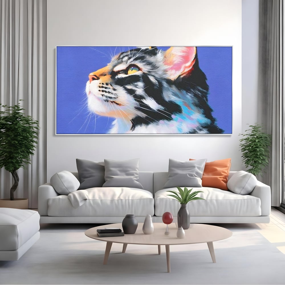 Tablou canvas cu pictura cu profil de pisica, in rama de aluminiu argintiu, pe perete intr-un living